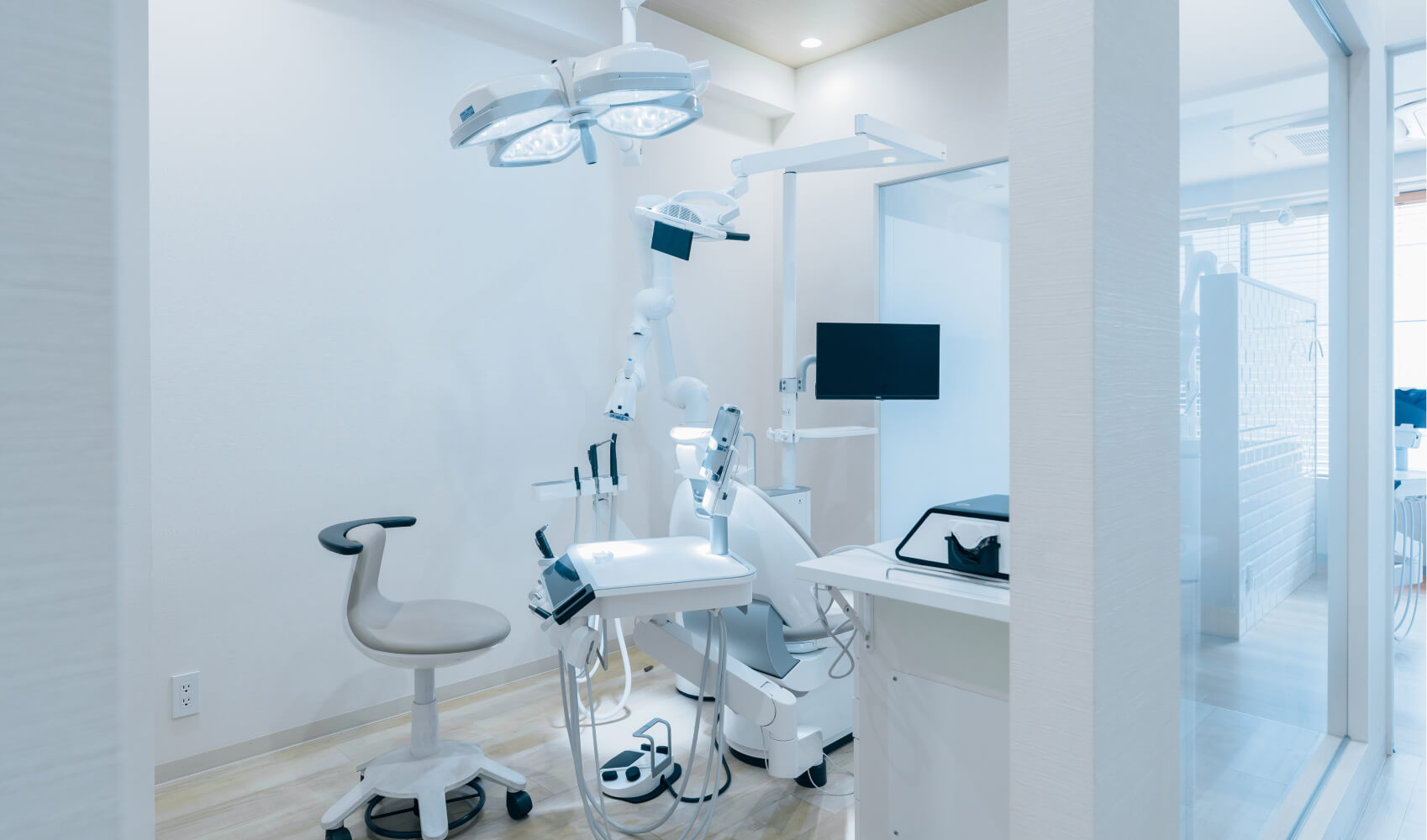 ご自身の歯の状態や治療内容をモニターで確認でき、安心して治療を受けられるように配慮された空間