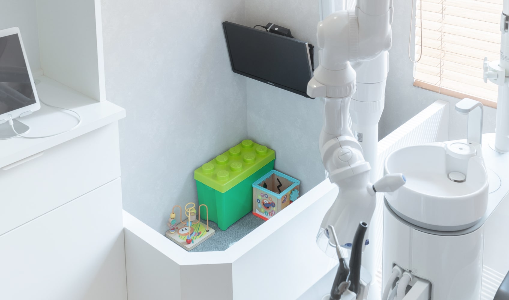 ソラハレ歯科・矯正歯科のキッズエリア。明るい窓際にあり、おもちゃのブロックや小さな椅子が置かれている。