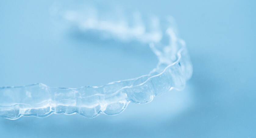 患者一人ひとりの歯並びに合わせて作製する、ホワイトニング専用のカスタムトレイ