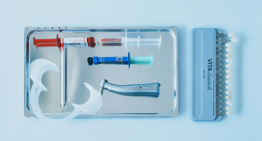 高濃度ジェル、シェードガイド、開口器など、安全な施術のためのオフィスホワイトニングの道具