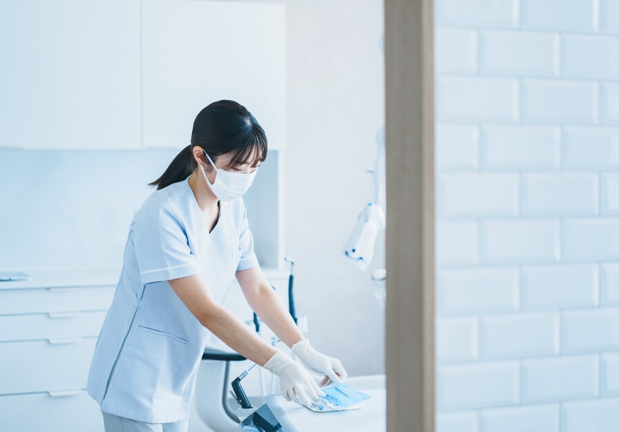 衛生管理を徹底し、患者様を安全に迎えるための準備をしている様子