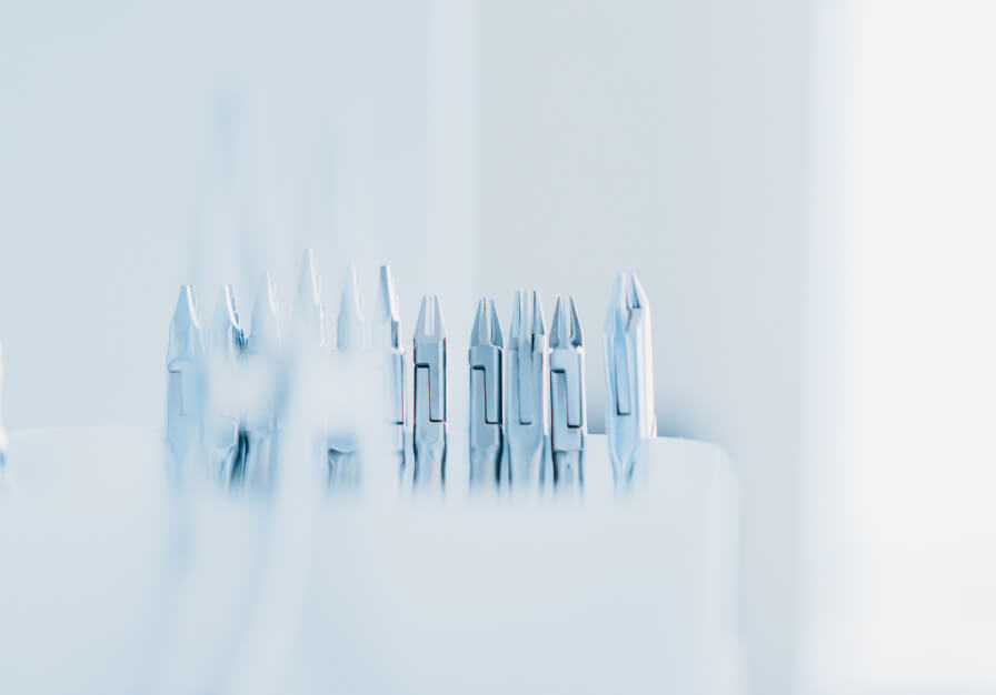 滅菌処理され、整然と並べられた様々な種類の治療用チップ