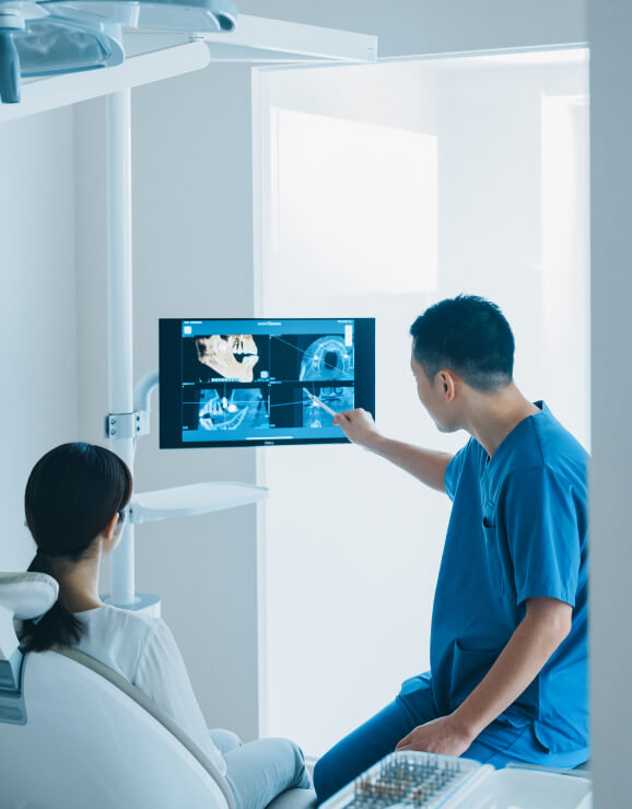 最新の歯科用CTで撮影した画像を使い、お口の状態を分かりやすく説明している様子