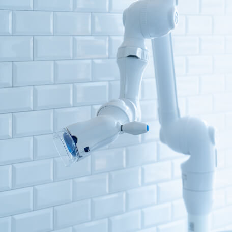 クリーンな治療環境を保ち、院内感染を防止する口腔外バキューム