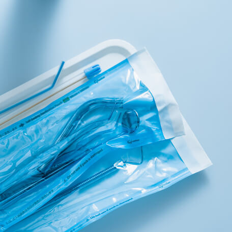 徹底した衛生管理のもと、完全に滅菌された状態で保管されている治療器具