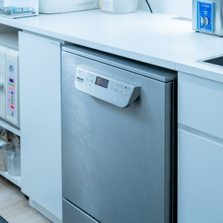 滅菌処理の前に、器具の汚染を徹底的に除去するための高性能洗浄機、ミーレジェットウォッシャー