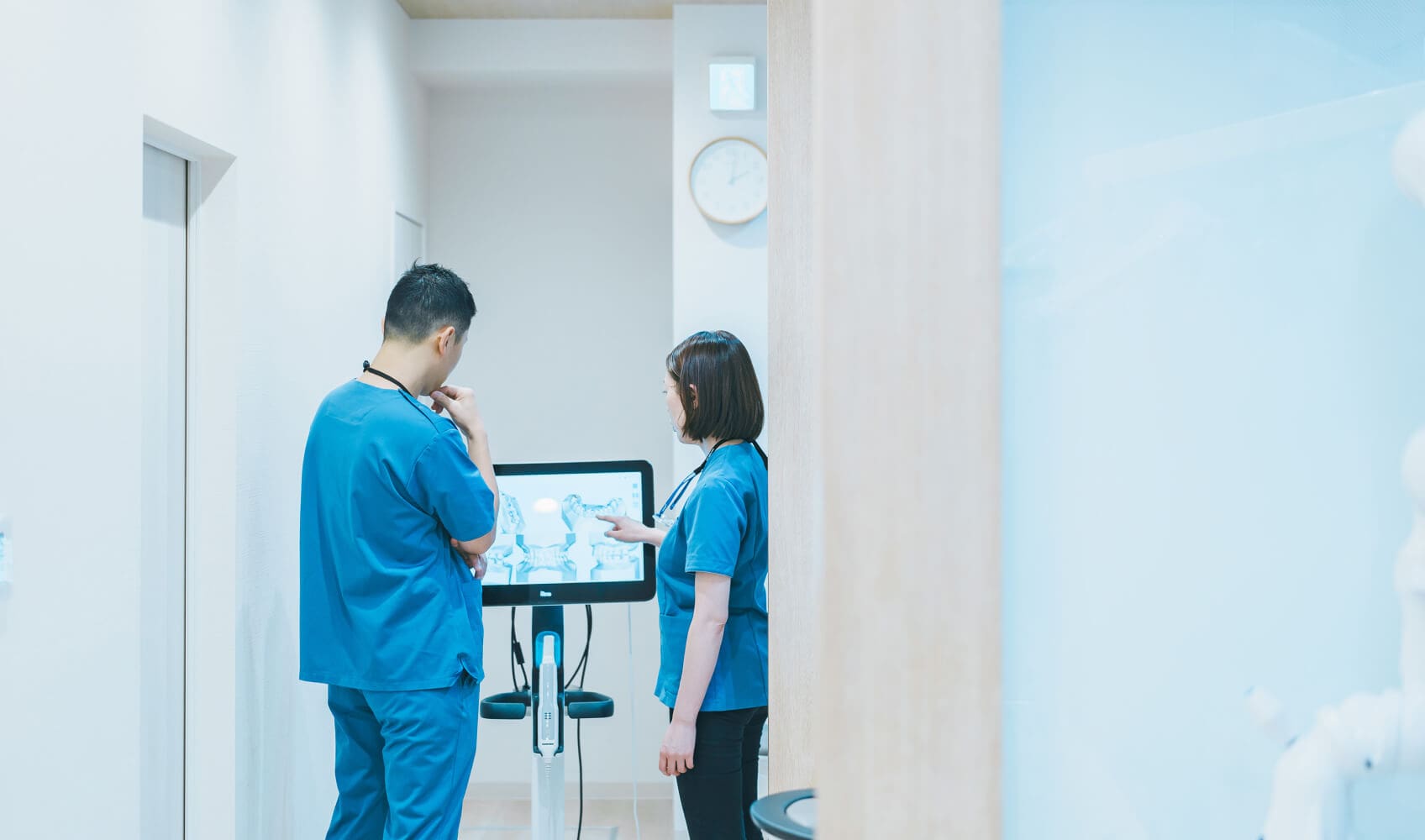 スタッフ同士でカンファレンスを行い、患者にとって最適な治療を追求している様子