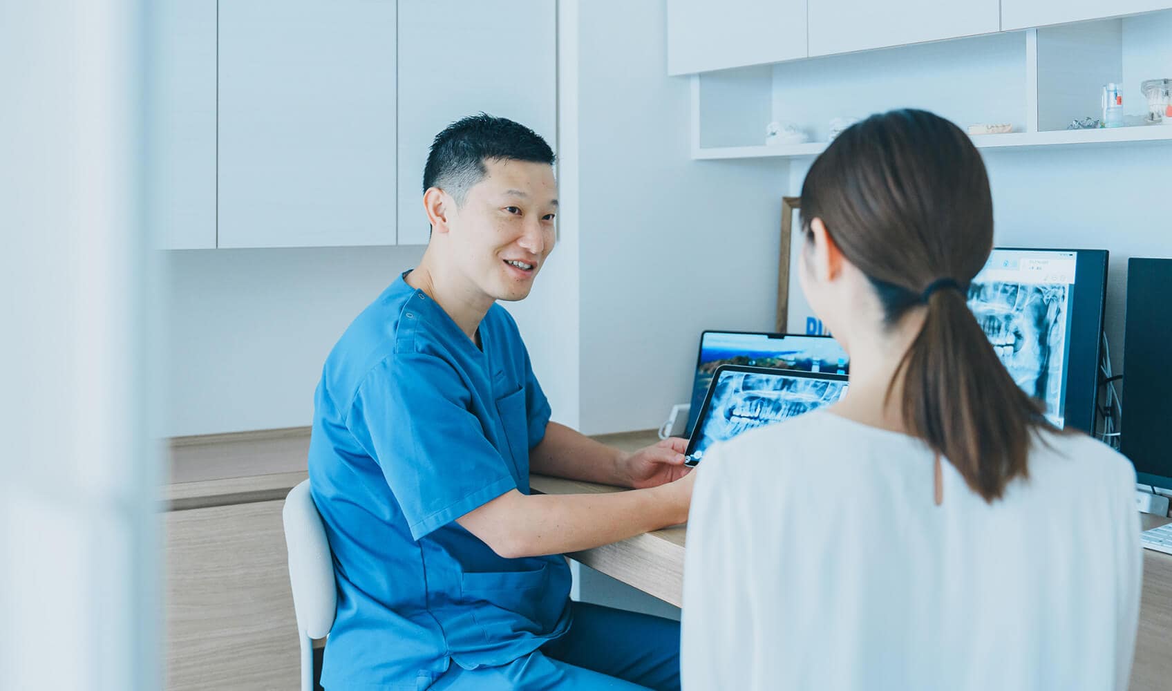 患者様と真摯に向き合い、笑顔で分かりやすく説明することで信頼関係を築いている様子