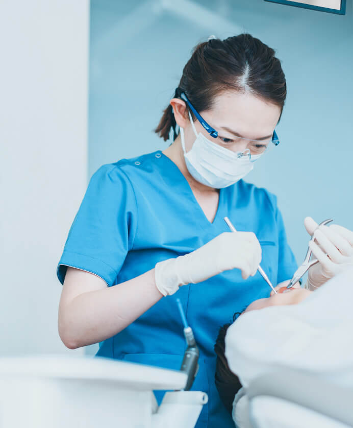 日本矯正歯科学会の認定医が、専門知識と技術をもって治療にあたる様子