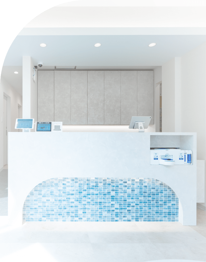 自然光が差し込む、明るく開放的な雰囲気のソラハレ歯科・矯正歯科の受付と待合スペース