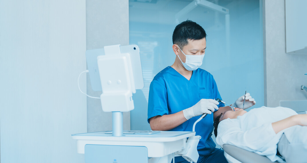 最新の設備が整ったクリーンな環境で、患者様の治療に集中する歯科医師
