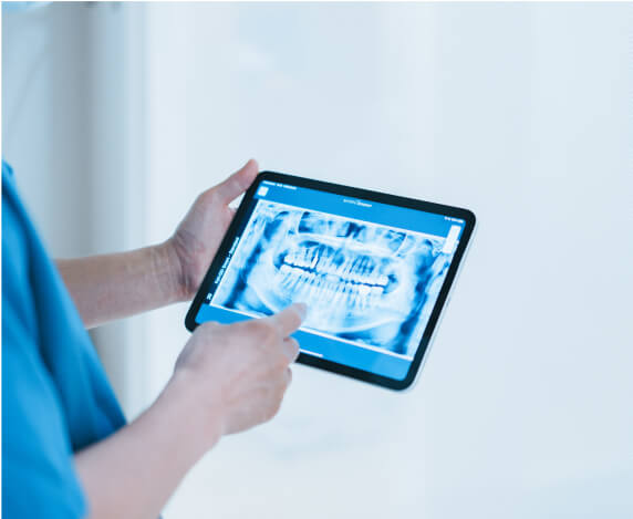 正確な診断に基づき、「可能な限り神経を残す治療」を計画する歯科医師