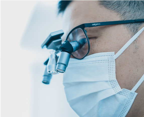 より正確で安全な治療を実現するため、拡大鏡を用いて視野を拡大する