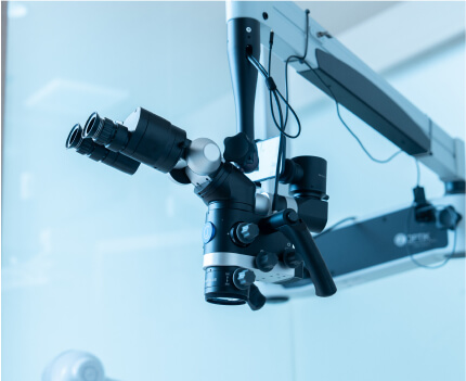 視野を大幅に拡大し、肉眼では不可能なレベルの精密治療を実現するマイクロスコープ