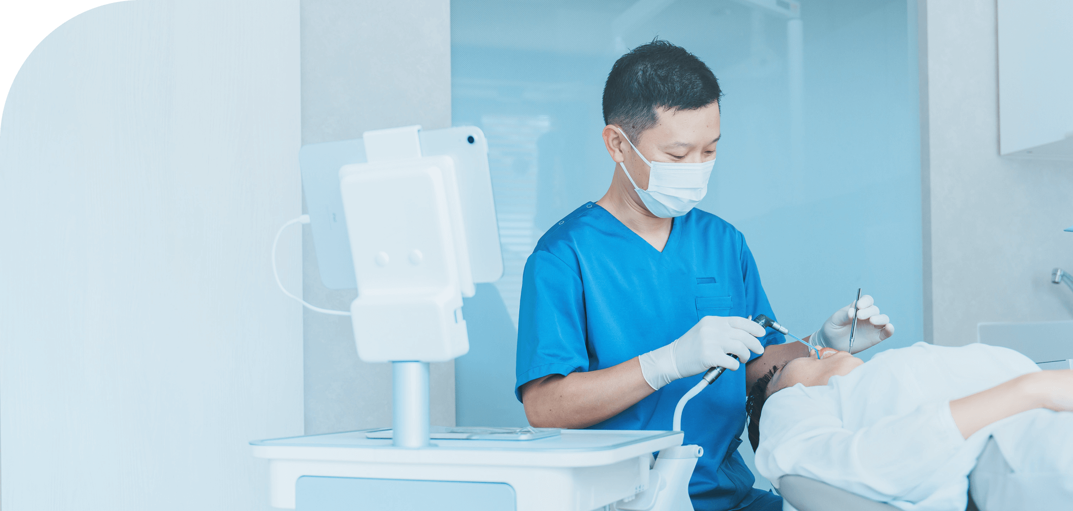 最新の設備が整ったクリーンな環境で、一般歯科の治療を行う歯科医師