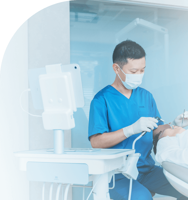 最新の設備が整ったクリーンな環境で、一般歯科の治療を行う歯科医師
