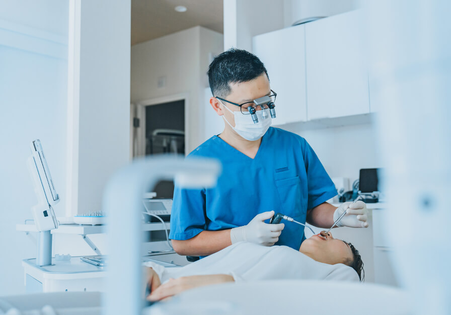 歯科医師が、インプラント治療の準備として口の中を詳しく検査している