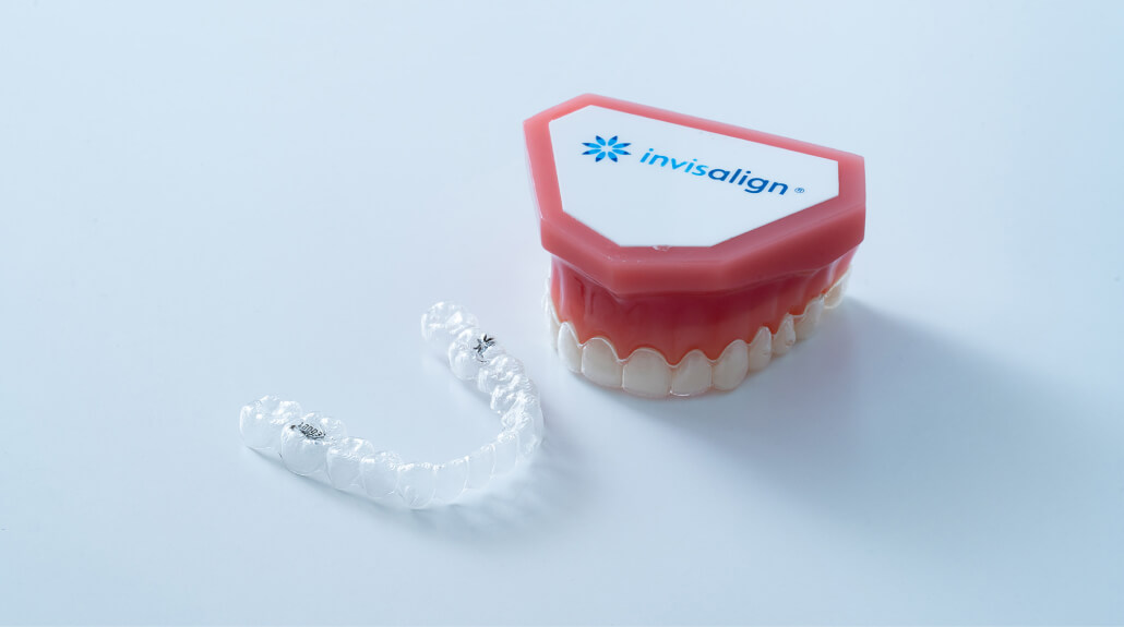 透明で目立ちにくい、取り外し可能なマウスピース矯正装置「インビザライン」