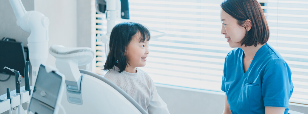 お子様が楽しくトレーニングできるよう、笑顔で優しく指導する筋機能訓練の様子