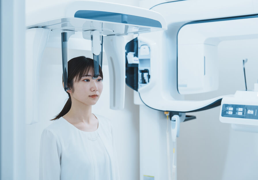 最新の歯科用CT装置を使い、矯正治療に必要な精密検査を行っている風景