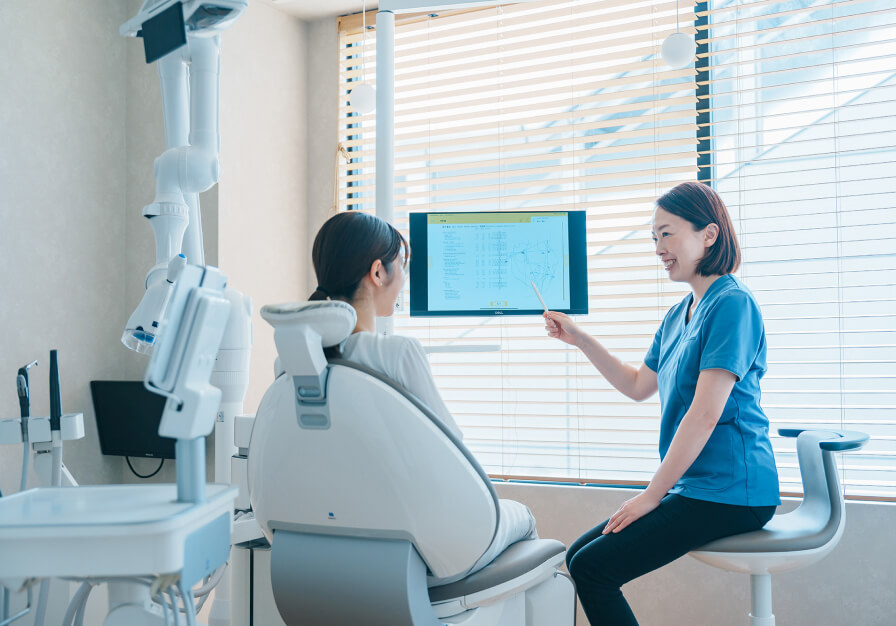 患者様と歯科医師が、同じ治療ゴールを共有するために話し合っているカウンセリング風景