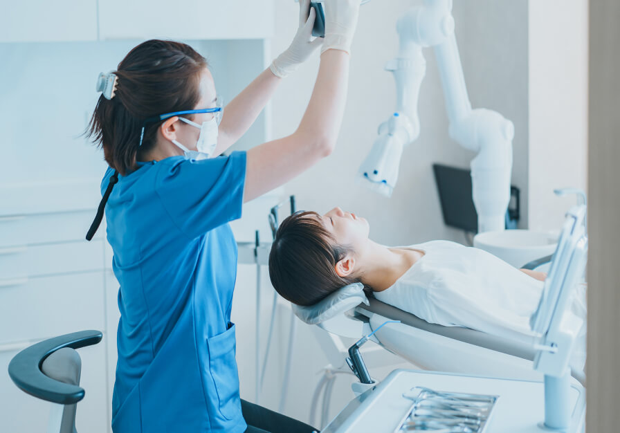 美しい歯並びを目指し、患者様と共に矯正治療を開始する風景