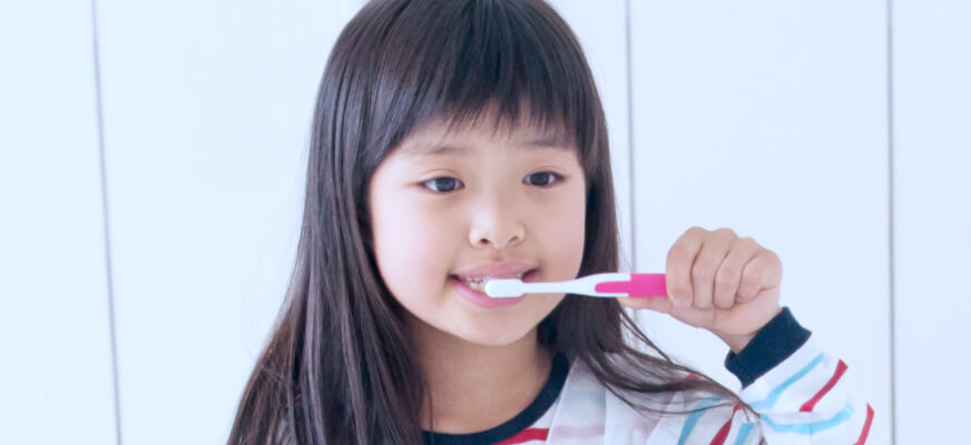 7歳から9歳のキッズ期に、自分で正しく歯を磨く練習をしている