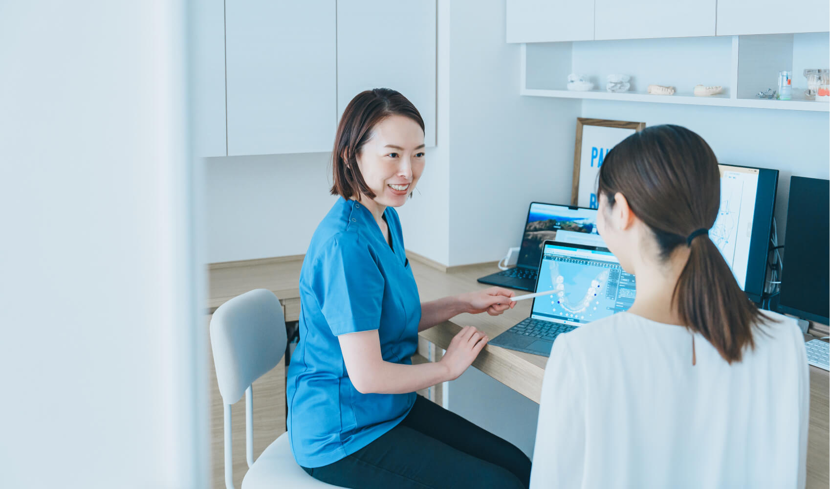 患者が納得できるまで、タブレットを使い丁寧にカウンセリングを行うソラハレ歯科・矯正歯科のスタッフ。